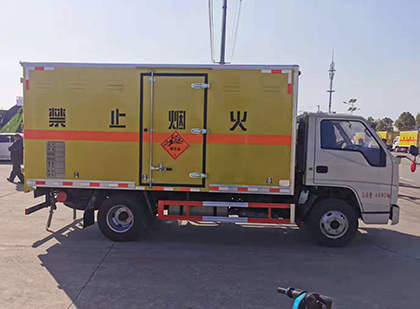 东英镇爆破器材运输车技术升级与安全合规新趋势